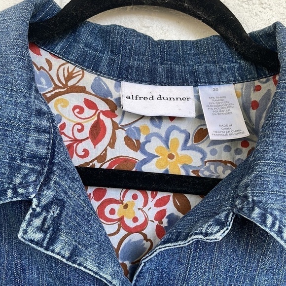 Embroidered Denim Vintage Jacket With Pockets (Can be worn oversized) - Picture 9 of 11